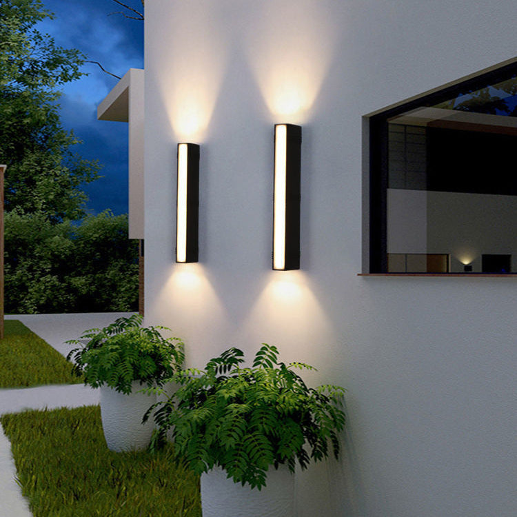 Outdoor wall lamp
